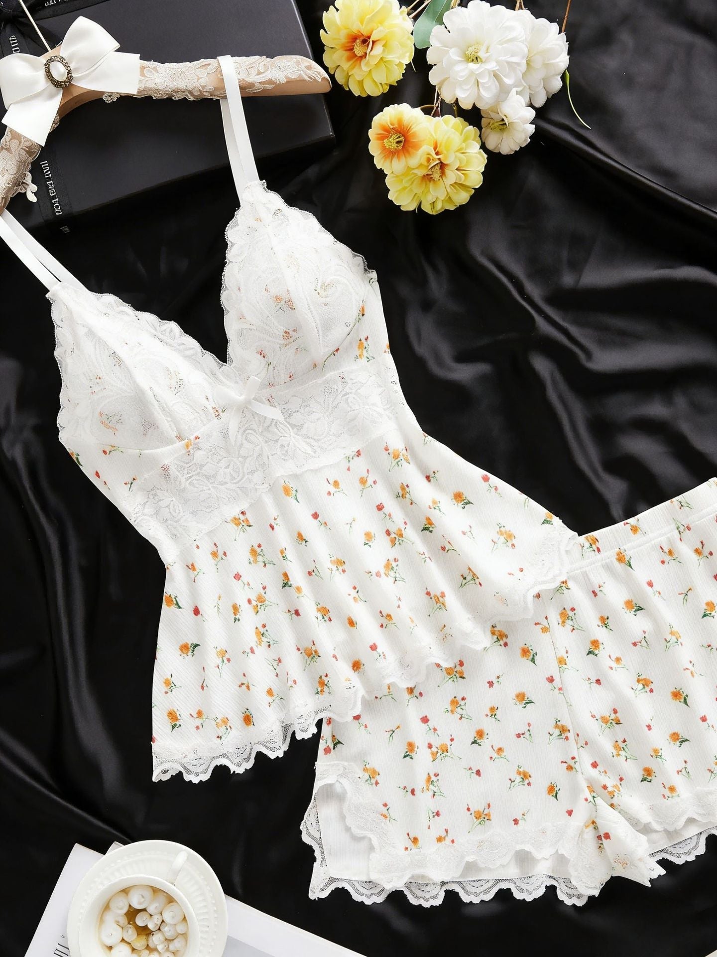 Women's Plain Lace Patchwork Bow Decor Cami Top & Shorts PJ Set, Adjustable Spaghetti Strap Camisole & Elastic Waist Shorts, Ladies Sleepwear for All Seasons